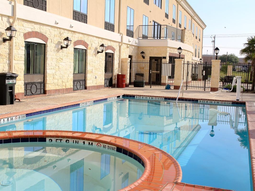 Holiday Inn Express Hotel & Suites Floresville By Ihg Esterno foto
