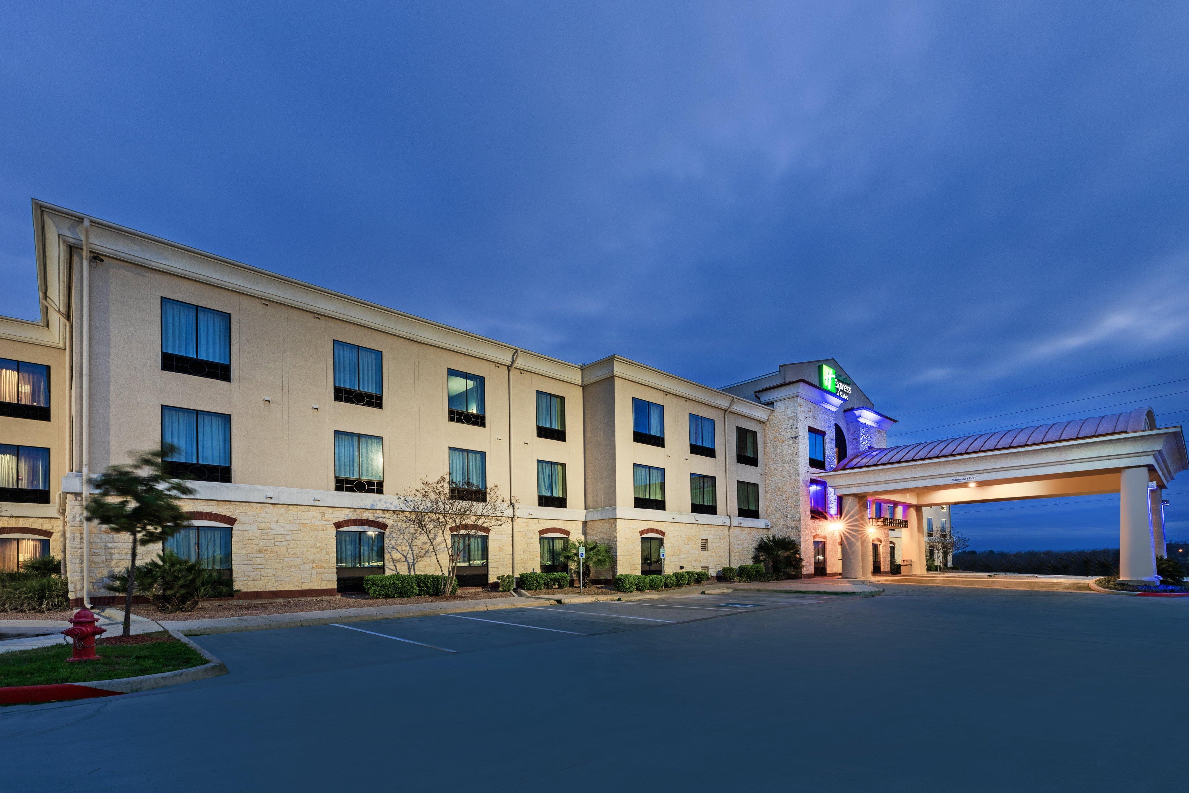 Holiday Inn Express Hotel & Suites Floresville By Ihg Esterno foto